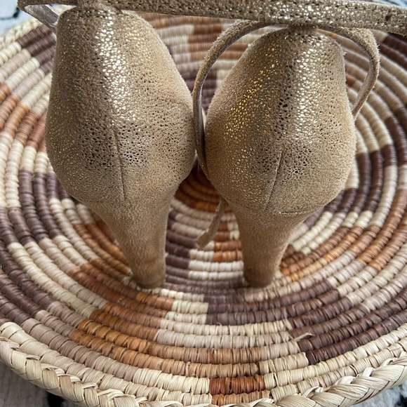 Chelsea Crew “Lola” heels in gold - Picture 9 of 9